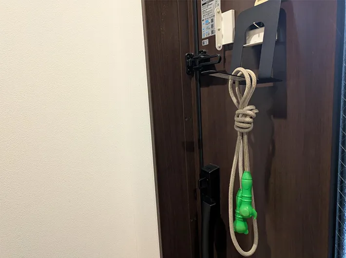 玄関でブックエンドを活用する写真