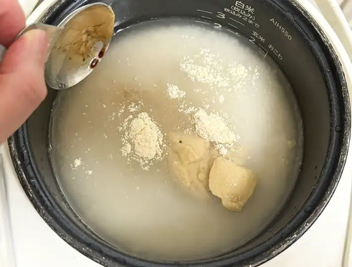 炊飯器に調味料を入れる写真（撮影：grapeフード編集部）