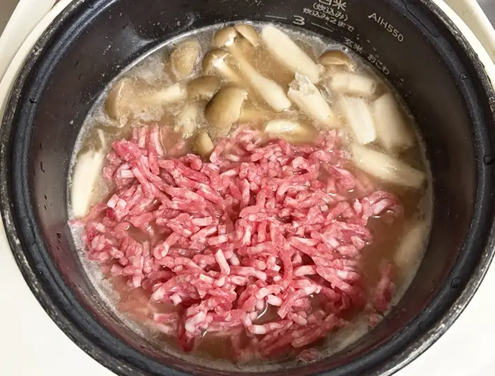 炊飯器に具材を入れる写真（撮影：grapeフード編集部）