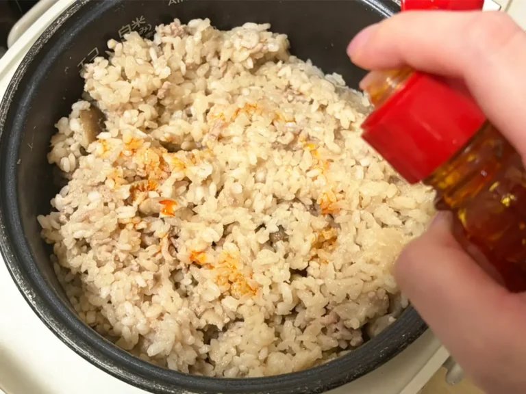 炊き上がったご飯にラー油をかける写真（撮影：grapeフード編集部）