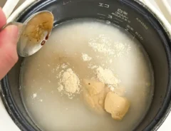 炊飯器に調味料を入れる写真（撮影：grapeフード編集部）