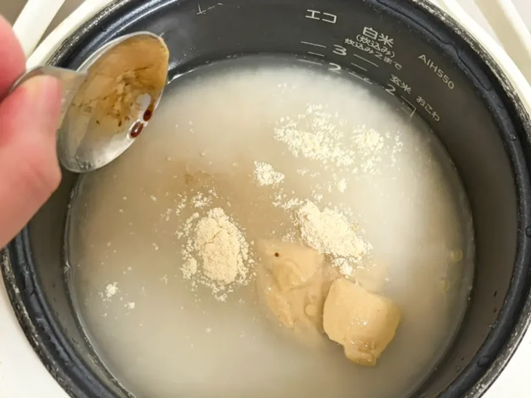 炊飯器に調味料を入れる写真(撮影:grapeフード編集部)