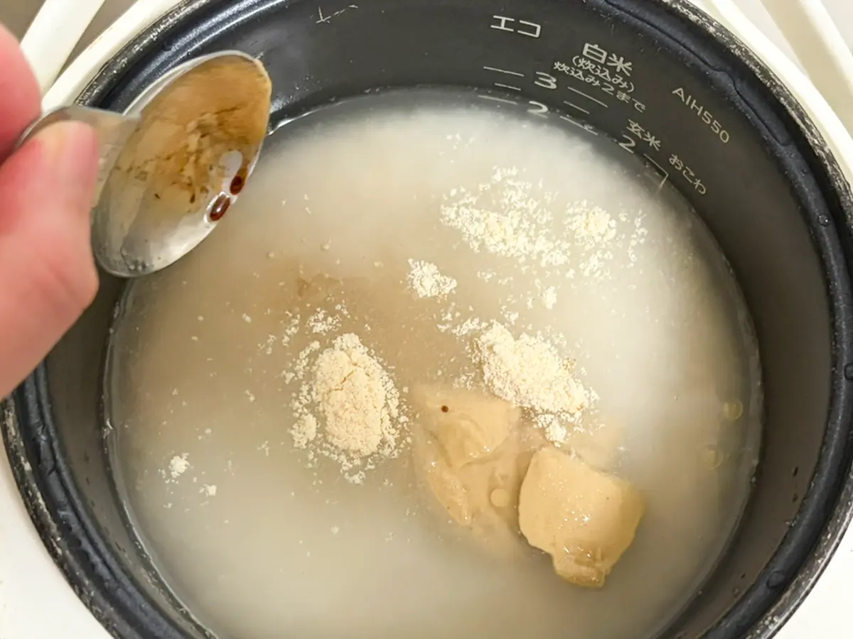 炊飯器に調味料を入れる写真（撮影：grapeフード編集部）