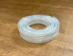 ぶつかり防止テープをテーブルに置いた写真（撮影：grapeライフハック編集部）