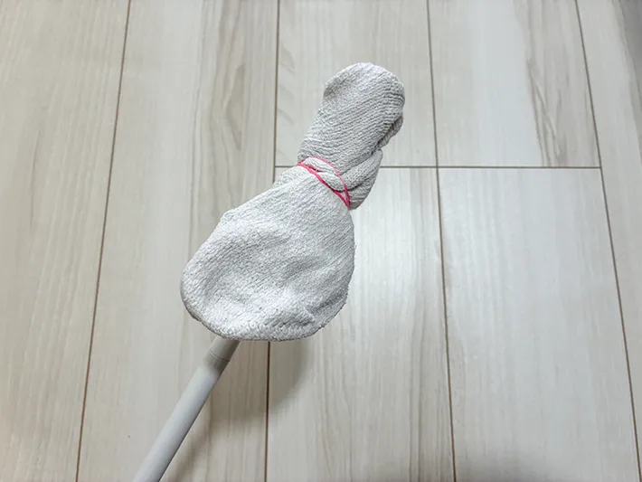 つっぱり棒の先に輪ゴムで固定した靴下（撮影：grapeライフハック編集部）