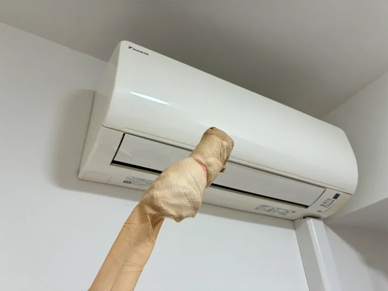 エアコン前で手にする簡易掃除棒(撮影:grapeライフハック編集部)