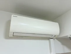部屋の中のエアコン（撮影：grapeライフハック編集部）