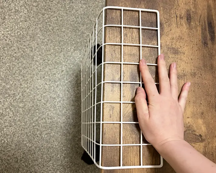 ワイヤーネットを曲げる写真（撮影：grapeライフハック編集部）