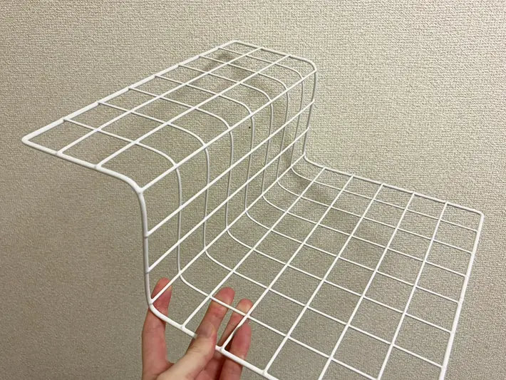 カーブしたワイヤーネットの写真（撮影：grapeライフハック編集部）