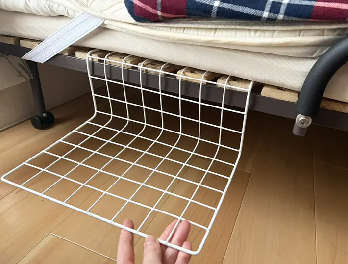 ワイヤーネットをマットレスの下に差し込む写真（撮影：grapeライフハック編集部）