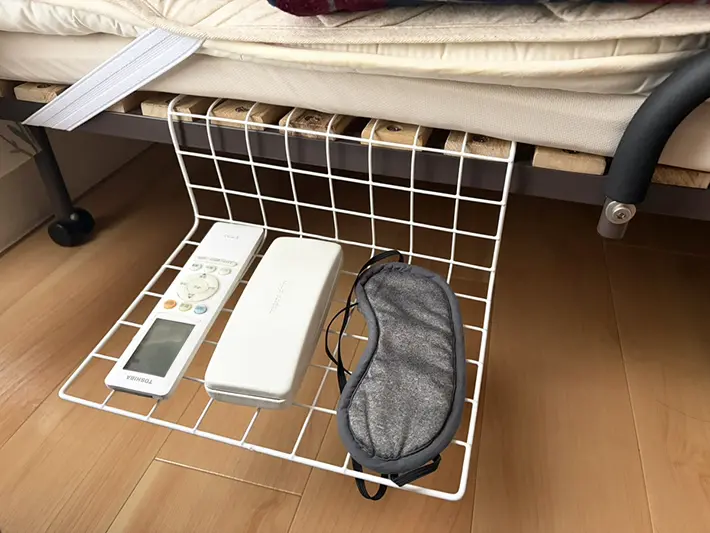 ワイヤーネットにメガネケースやリモコンを置いた写真（撮影：grapeライフハック編集部）
