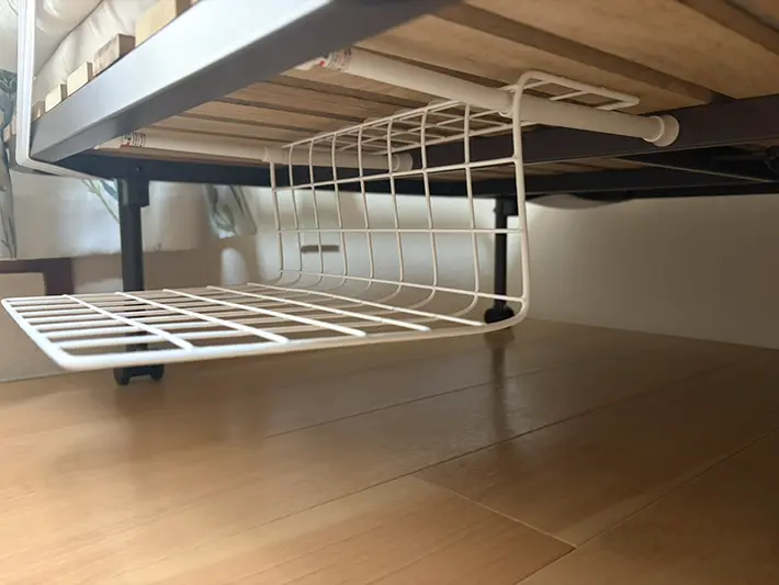 つっぱり棒とワイヤーネットを合わせて作った小物置きの写真（撮影：grapeライフハック編集部）