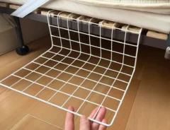 ワイヤーネットをマットレスの下に差し込む写真（撮影：grapeライフハック編集部）