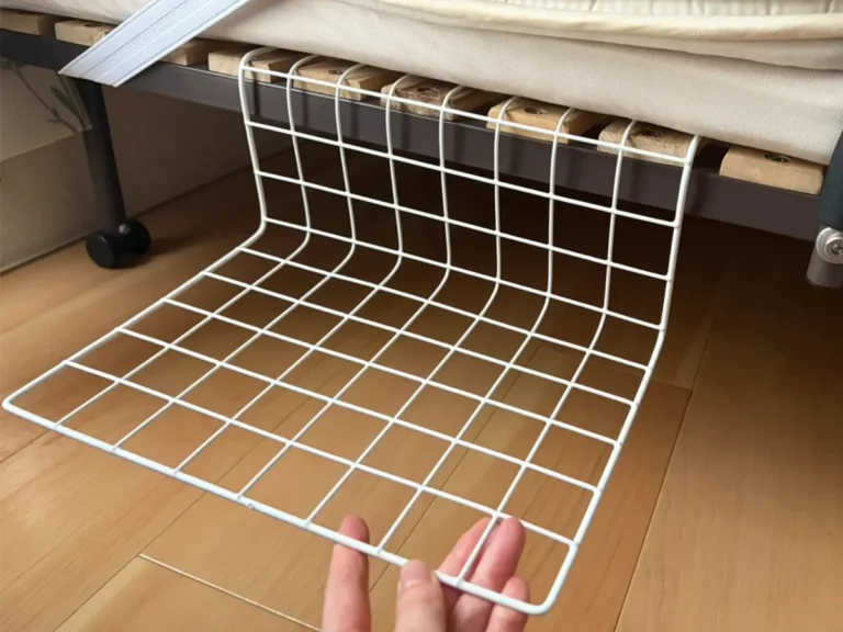 ワイヤーネットをマットレスの下に差し込む写真（撮影：grapeライフハック編集部）