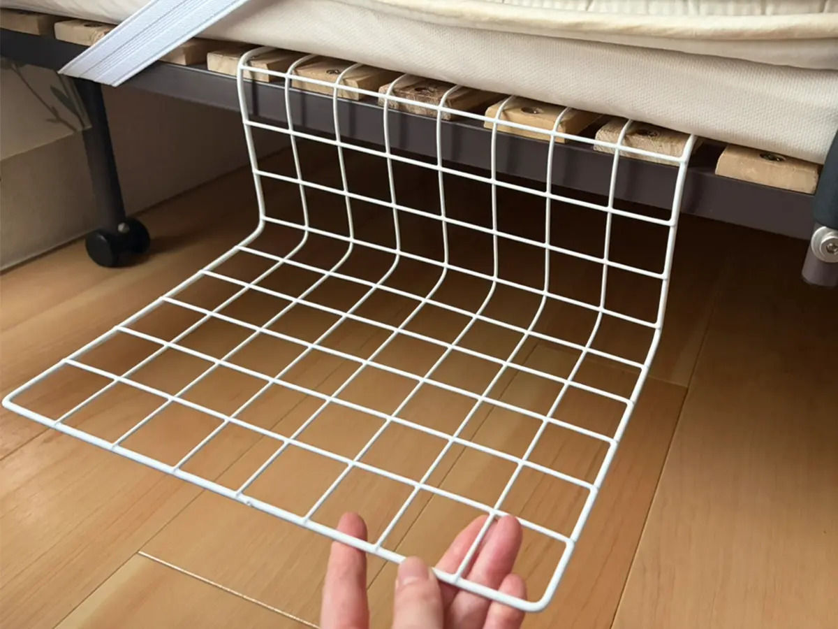 ワイヤーネットをマットレスの下に差し込む写真（撮影：grapeライフハック編集部）