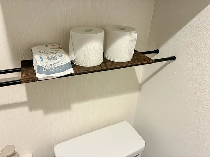 木板の上にのせたトイレットペーパーと掃除シート（撮影：grapeライフハック編集部）