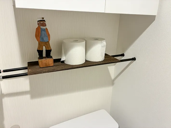 木板の上にのせたトイレットペーパーとヴィンテージのフィギュア（撮影：grapeライフハック編集部）