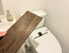 トイレで手にする木板（撮影：grapeライフハック編集部）