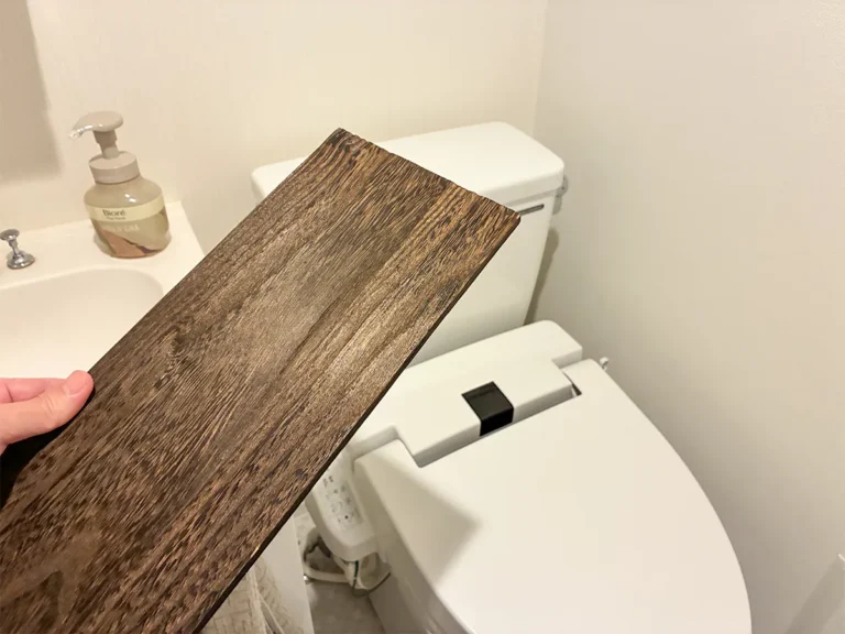 トイレで手にする木板（撮影：grapeライフハック編集部）