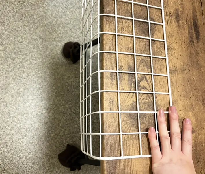 ワイヤーネットを曲げる写真（撮影：grapeライフハック編集部）