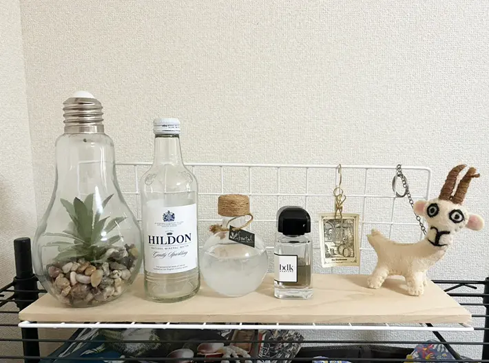ラックに小物をのせた写真（撮影：grapeライフハック編集部）