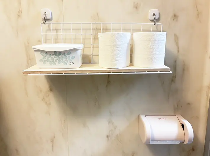 トイレにラックを設置し、トイレットペーパーなどをのせた写真（撮影：grapeライフハック編集部）