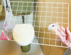 トイレとワイヤーネットの写真（撮影：grapeライフハック編集部）