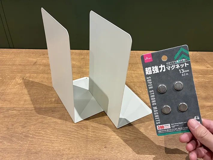 机に置かれたブックエンドと、手で持った超強力マグネット（撮影：grapeライフハック編集部）