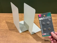 机に置かれたブックエンドと、手で持った超強力マグネット（撮影：grapeライフハック編集部）