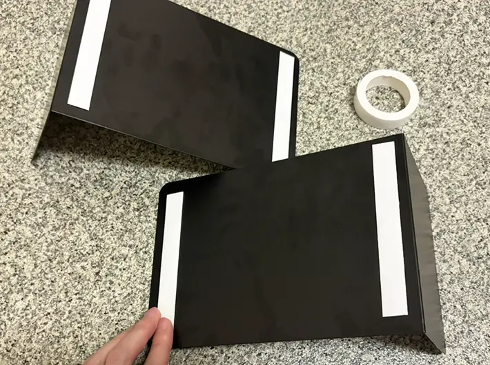 ブックエンドに両面テープを貼った写真（撮影：grapeライフハック編集部）