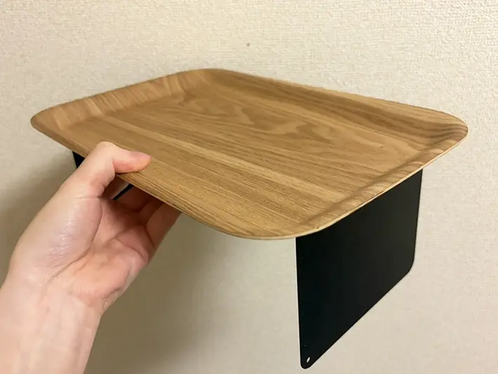 ブックエンドと木製トレーで作った台の写真（撮影：grapeライフハック編集部）