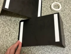 ブックエンドに両面テープを貼った写真（撮影：grapeライフハック編集部）