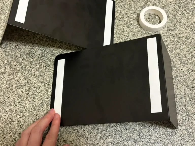 ブックエンドに両面テープを貼った写真（撮影：grapeライフハック編集部）