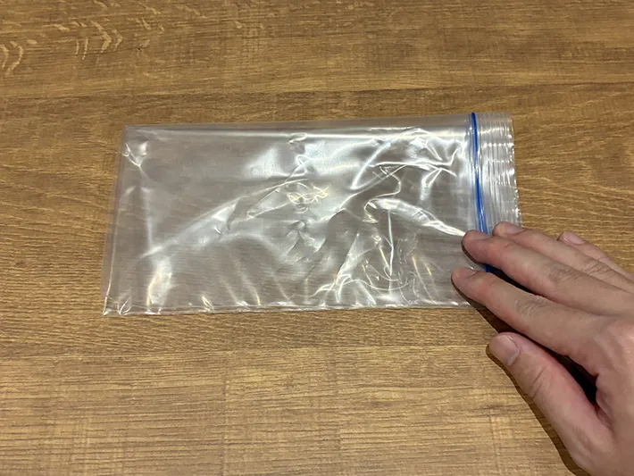 半分に折りたたんだジッパー袋（撮影：grapeライフハック編集部）