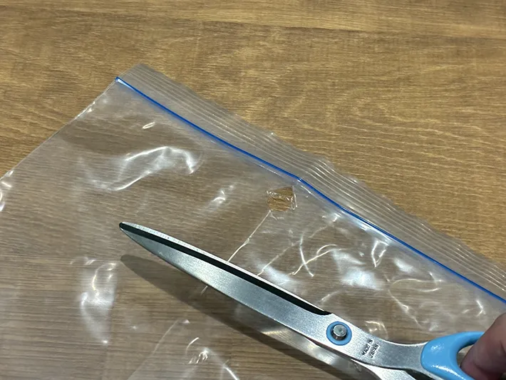ジッパー袋を切ってできた小さな穴（撮影：grapeライフハック編集部）