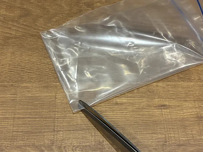 ジッパー袋の下を切る場面（撮影：grape編集部）