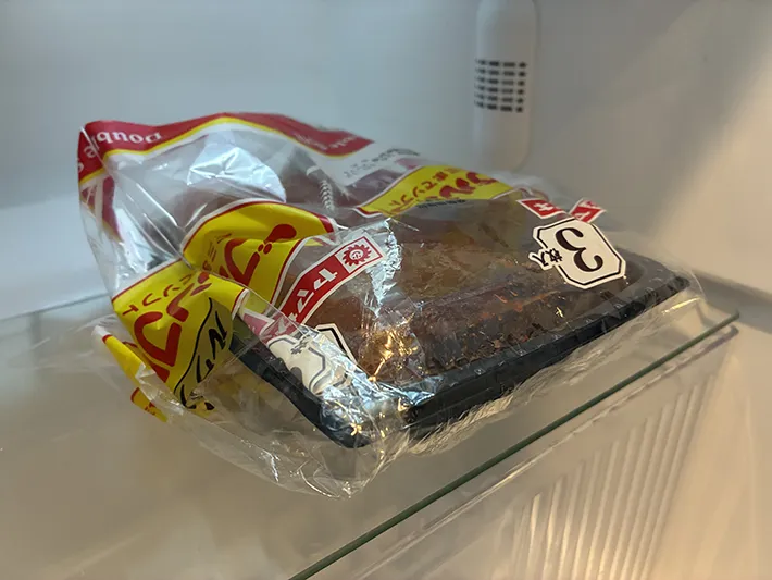 食パン袋に閉じたキムチの容器（撮影：grapeライフハック編集部）