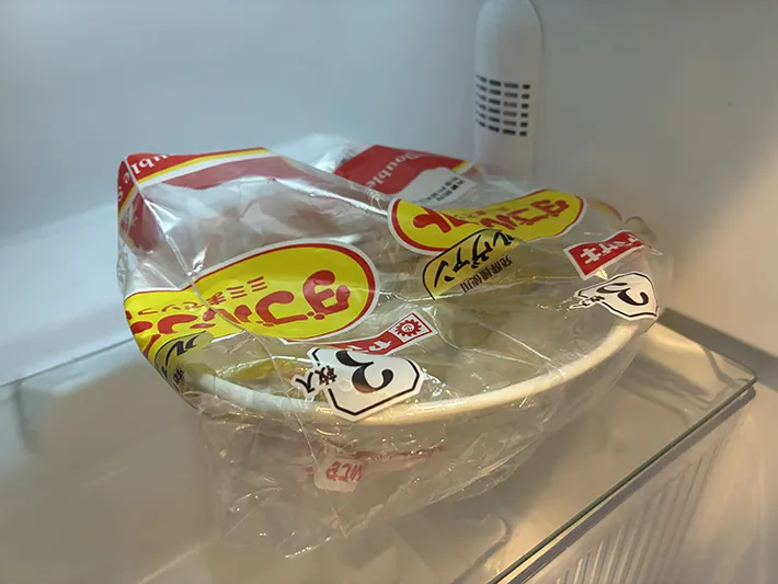 らっきょうの皿を閉じた食パン袋（撮影：grapeライフハック編集部）