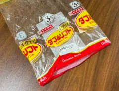 机に置かれた食パンの袋(撮影:grapeライフハック編集部)