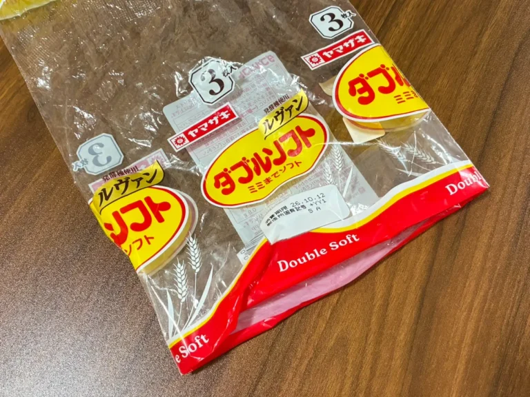 机に置かれた食パンの袋(撮影:grapeライフハック編集部)