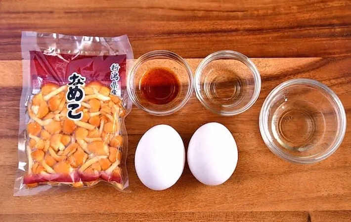 『ナメコの玉子焼き』の材料写真（撮影：小泉明代）