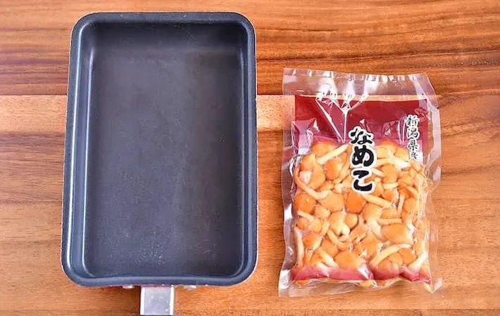 『ナメコの玉子焼き』を作る写真（撮影：小泉明代）