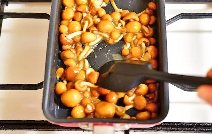 『ナメコの玉子焼き』を作る写真（撮影：小泉明代）