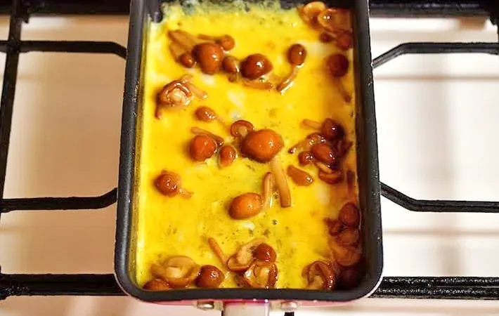 『ナメコの玉子焼き』を作る写真（撮影：小泉明代）