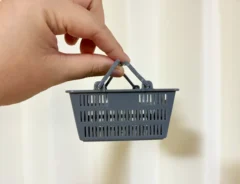 ミニチュア買い物カゴの活用写真（撮影：grape編集部）
