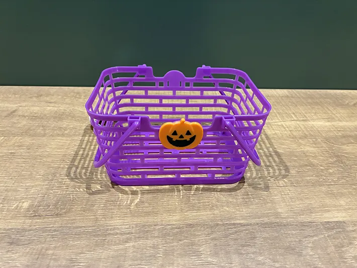 机に置かれたハロウィンバスケット（撮影：grape編集部）