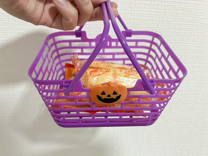 お菓子を入れたハロウィンバスケット（撮影：grape編集部）