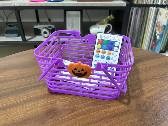 リビングで使う小物を収納したハロウィンバスケット（撮影：grape編集部）