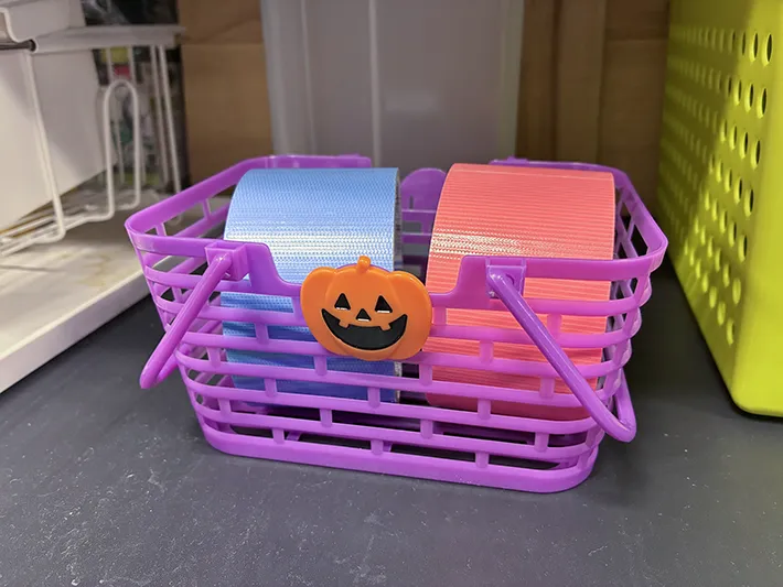 ガムテープを入れたハロウィンバスケット（撮影：grape編集部）