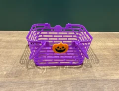 机に置かれたハロウィンバスケット（撮影：grape編集部）